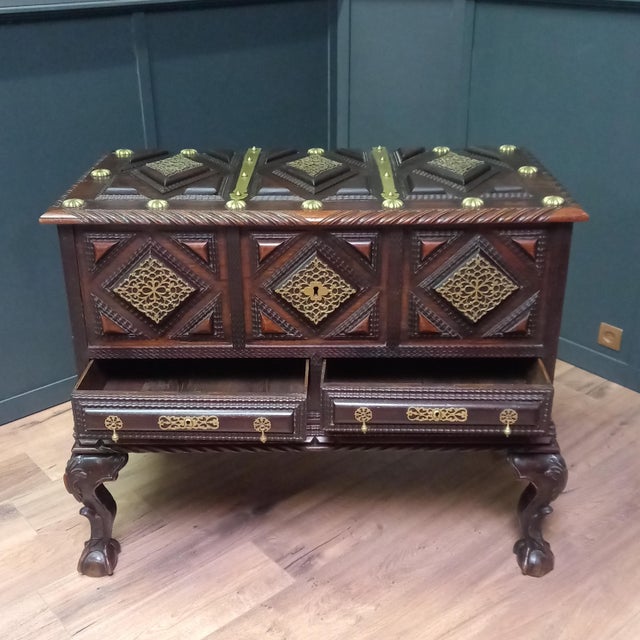 Antique Anglo-Indian teak travel chest – unique colonial statement with character This antique Anglo-Indian travel chest...