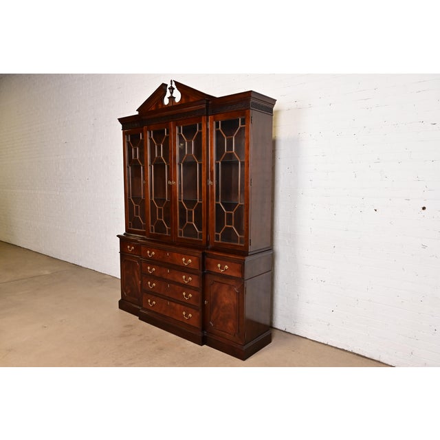 English Late 20th Century Stickley Chippendale Carved Flame Mahogany Lighted Breakfront Bookcase Cabinet For Sale - Image 3 of 12