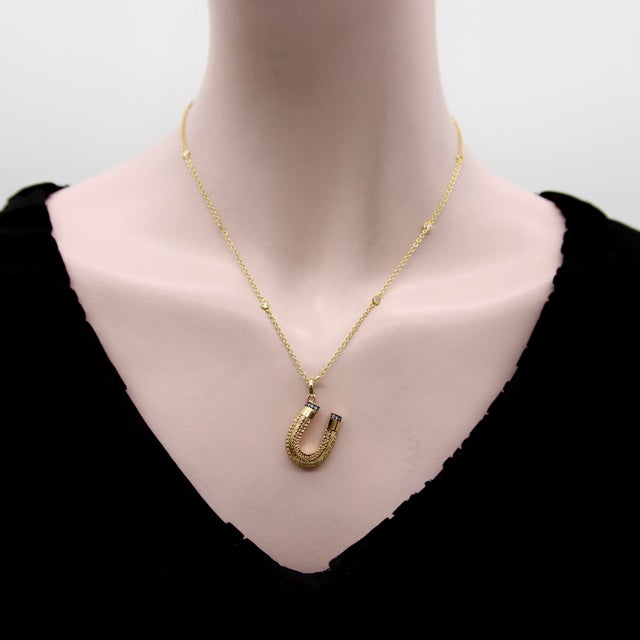 Gold Late 19th Century Victorian 14k Gold Intricate Woven Wirework Horseshoe Pendant With Diamonds For Sale - Image 8 of 10