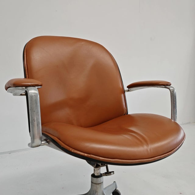 Mid-Century Modern MiM Executive Chair in Natural Cognac Leather and Wood, 1970s For Sale - Image 3 of 18