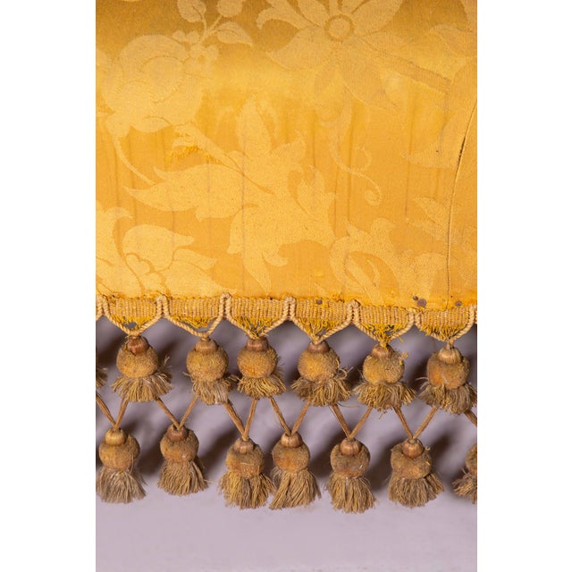 Art Deco Italian Round Boudoir Sofa in Golden Satin Fabric with Tassels, 1940s For Sale - Image 12 of 13