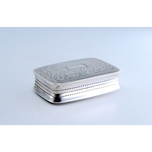 George IV Silver and Gold Vinaigrette Box with Engravings and Friezes For Sale - Image 4 of 9