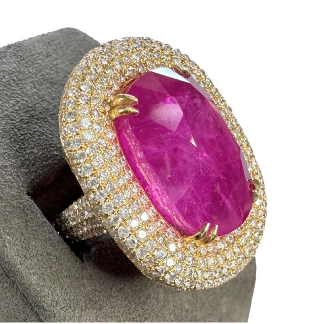 23.61 CTW Mid-Century Burmese Ruby & Diamond 18k Yellow Gold Ring, Size 4 For Sale - Image 9 of 13