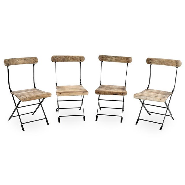 These folding chairs in wood and metal embody both robustness and lightness. Their refined and functional design allows...