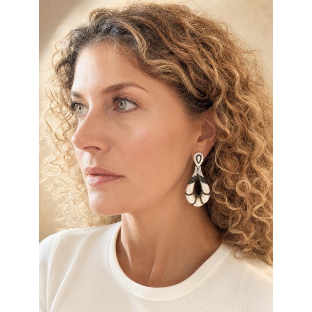 2.5-Inch Mother-of-Pearl and Diamond Drop Earrings in 18K White Gold – 4.00 Cara For Sale - Image 9 of 9