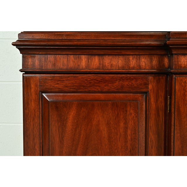 Henkel Harris Georgian Carved Mahogany Lighted Breakfront Bookcase Cabinet For Sale - Image 12 of 18