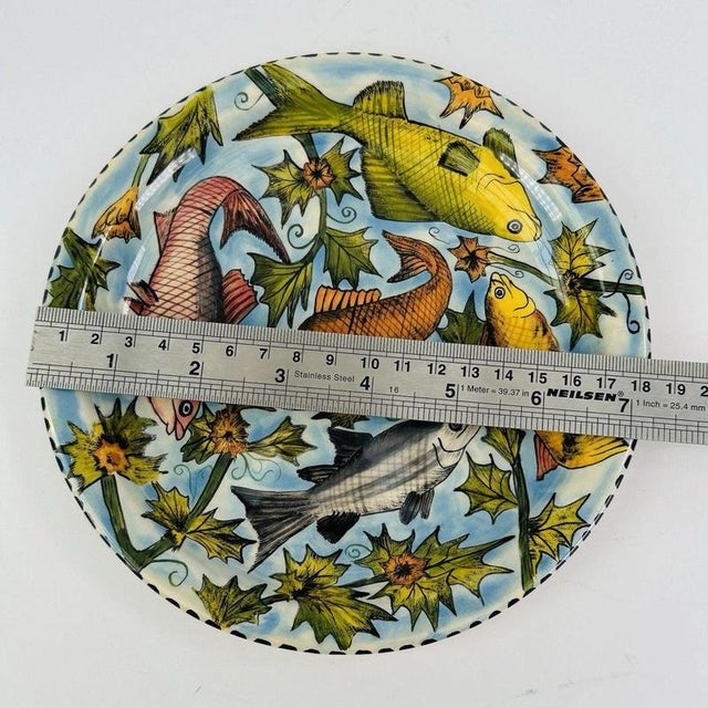 1990s Hand-Painted Ceramic Plate with Fish from Water Berry, Zimbabwe, 1997 For Sale - Image 5 of 6