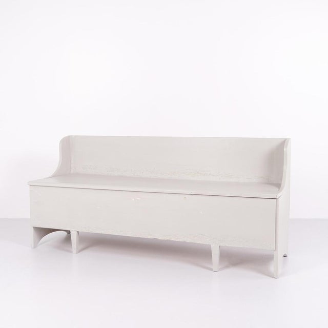 Antique storage bench from the 1890s in grey-painted pine wood. Antique storage bench from the 19th century. Type: Storage...