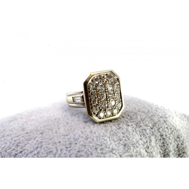 White Gold Ring with Brilliant-Cut Diamonds and Cut-Out Corners For Sale - Image 4 of 10
