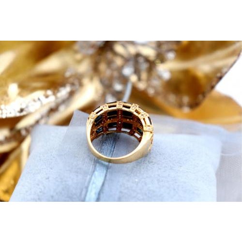 Gold Ring with Brilliant-Cut Diamonds For Sale - Image 3 of 7