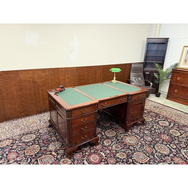 English Desk with Green Leather, in Good conditions. Designed 1920 to 1949