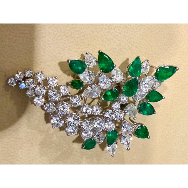 Tiffany & Co Colombian Pear Emerald & 12 Ct Diamond Pin in Platinum, Vintage For Sale In New York - Image 6 of 8