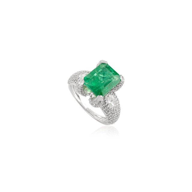 Contemporary 4.55 Ct Emerald and Diamond Asian Cocktail Ring Size 5 For Sale - Image 3 of 12