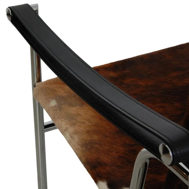 Brown LC-1 Chair in Brown and White Ponyskin by Le Corbusier for Cassina For Sale - Image 8 of 10