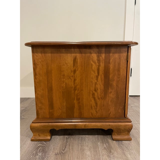 American Vintage Ethan Allen Heirloom Nutmeg Maple End Table / Cabinet For Sale - Image 3 of 11