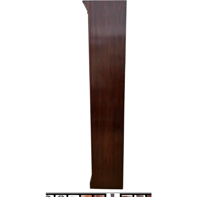 1980s Ethan Allen Georgian Court Display Cabinet Curio Hutch Lighted Chippendale For Sale - Image 12 of 15