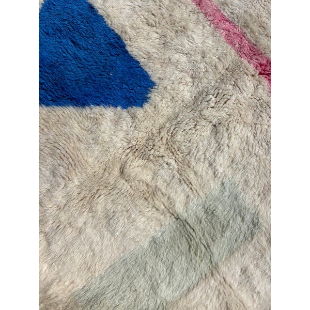 Berber Tribes of Morocco Contemporary Moroccan Mrirt Rug in Natural Wool For Sale - Image 4 of 11