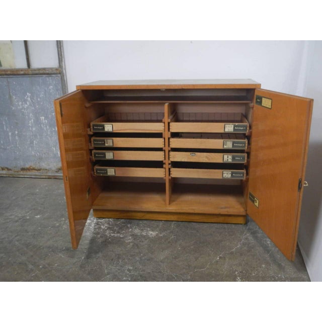 with 6 side drawers measuring 43x53 cm h 6. One drawer is divided into compartments.