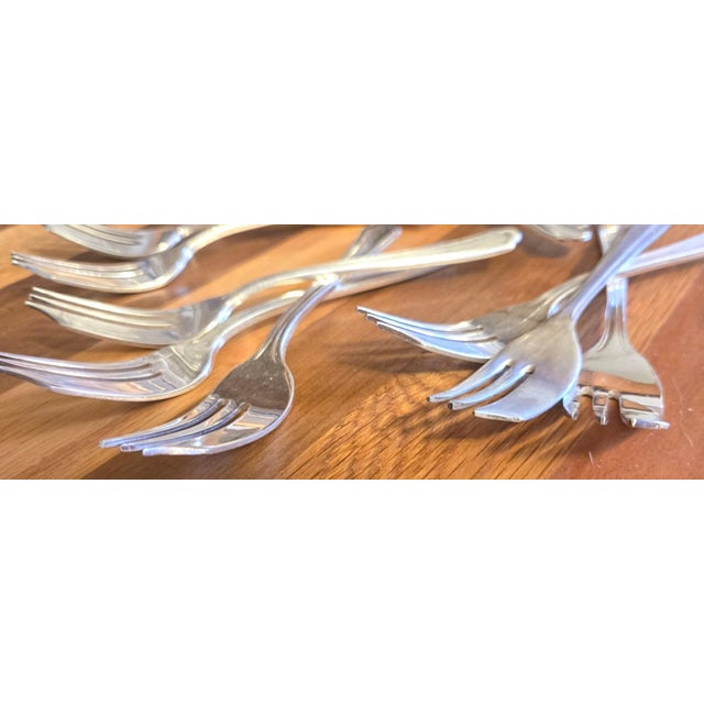 This is an excellent set of silverplate for entertaining. There's a mix of three designs that are well matched in both...