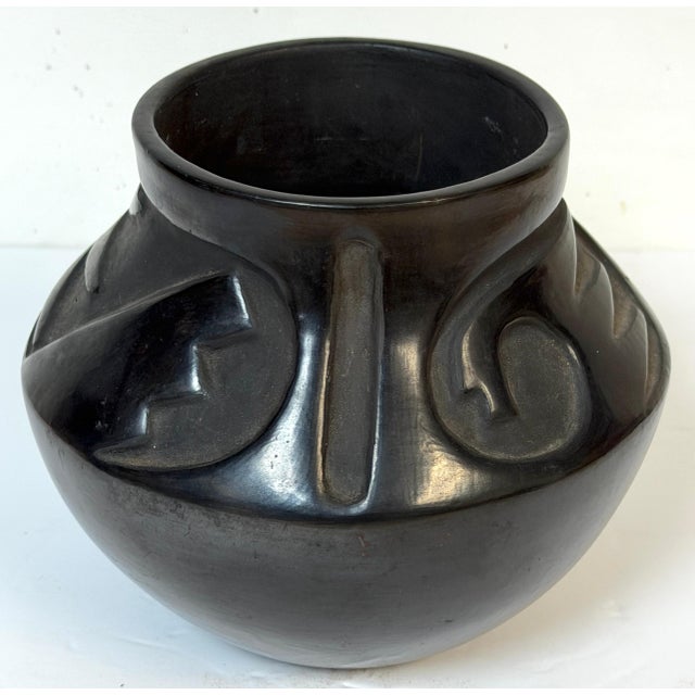 Signed Santa Clara Pueblo Carved Blackware Vase, Juanita Pueblo, Mid 20th C. For Sale - Image 15 of 18