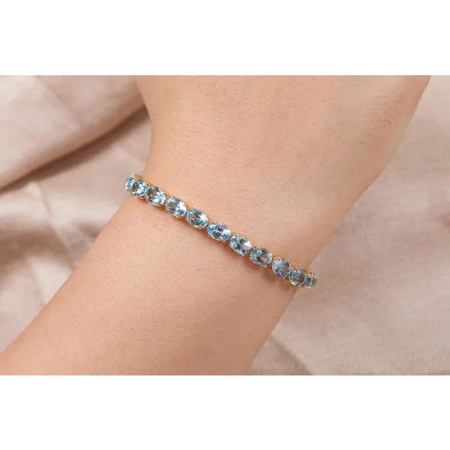 28.5 Carats Blue Topaz Gemstone Tennis Bracelet in 18k Yellow Gold For Sale - Image 11 of 17