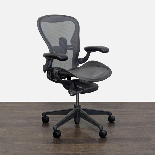 Enjoy all-day comfort with this Herman Miller Aeron chair. It features a breathable mesh back and seat, adjustable...