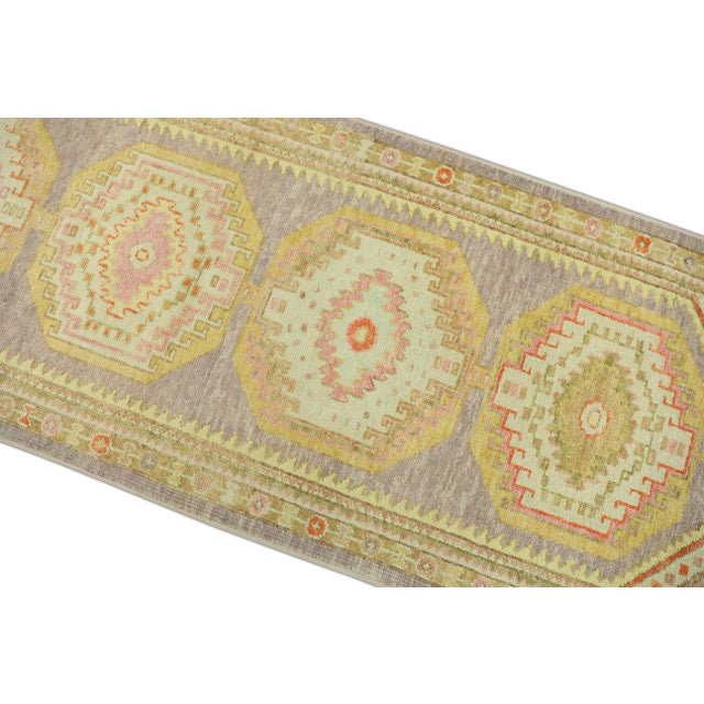 This modern Turkish Oushak rug is a stunning piece of art that has been handwoven using traditional techniques by skilled...