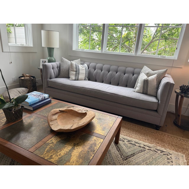 Beautiful modern Chesterfield-style sofa in a versatile light grey linen fabric. This piece combines classic design with a...