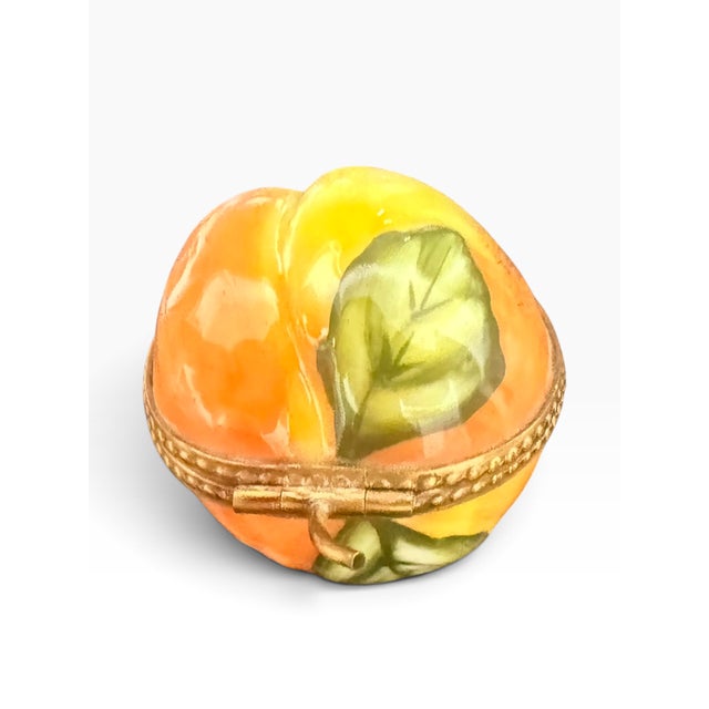 Late 20th Century Hand-Painted Limoges France Peach Porcelain Trinket Box With Bee Clasp For Sale In Boston - Image 6 of 7