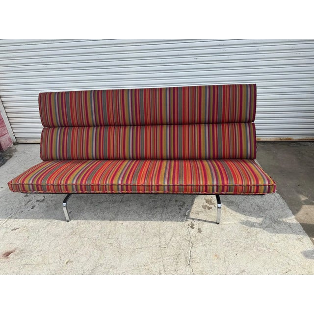 A very rare and rather exceptional sofa compact by Charles Eames for Herman Miller. This example is special for a few...