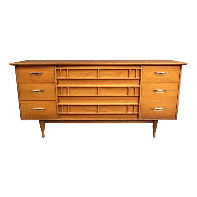 1970s Vintage Modern Walnut Credenza by Forward Furniture Unagusta For Sale