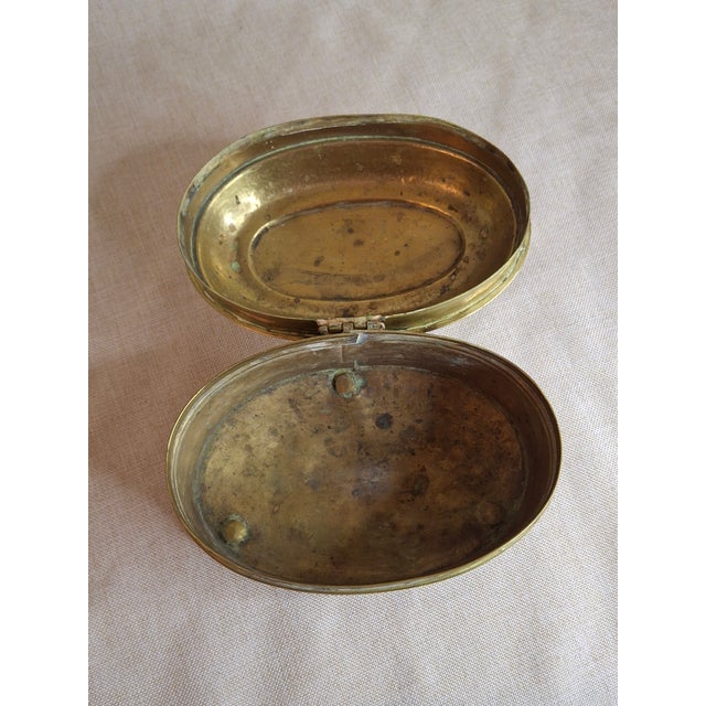 Antique 19th Century Oval Brass Tobacco Box – Hinged Keepsake or Trinket Casket For Sale In Boston - Image 6 of 12