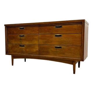 1970s Mid Century Modern 6 Drawer Dresser With Sculpted Base and Brass-Toned Pulls For Sale