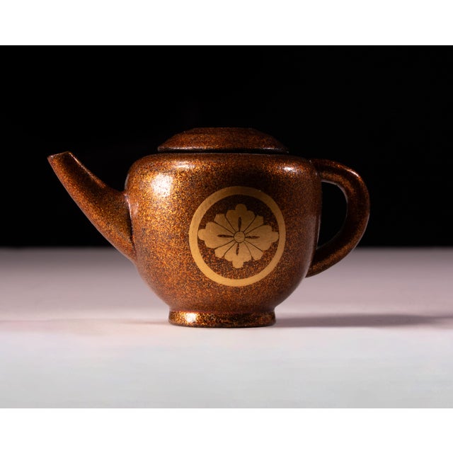 Early 20th Century Rare Japanese Taishō Maki-E Lacquer Miniature Tea Cabinet With Sakura Crest For Sale - Image 5 of 10