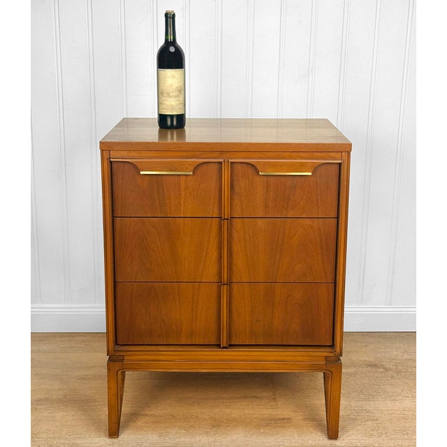 A Mid-Century Modern Walnut Chest of Drawers / Credenza, c.1950's - Pairs Nicely with Many Mid-Century & Eclectic...