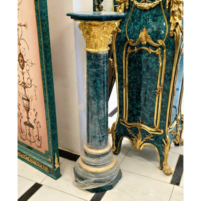 Victorian Style Display Pedestal With Emerald Finish & Gilded Ornamentation For Sale - Image 4 of 4