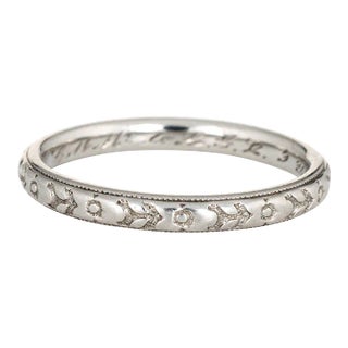 1920s Antique Deco Wedding Band 18 Karat White Gold Flower Pattern Vintage size 6.5 For Sale