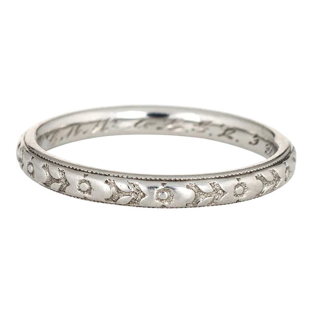 1920s Antique Deco Wedding Band 18 Karat White Gold Flower Pattern Vintage size 6.5 For Sale