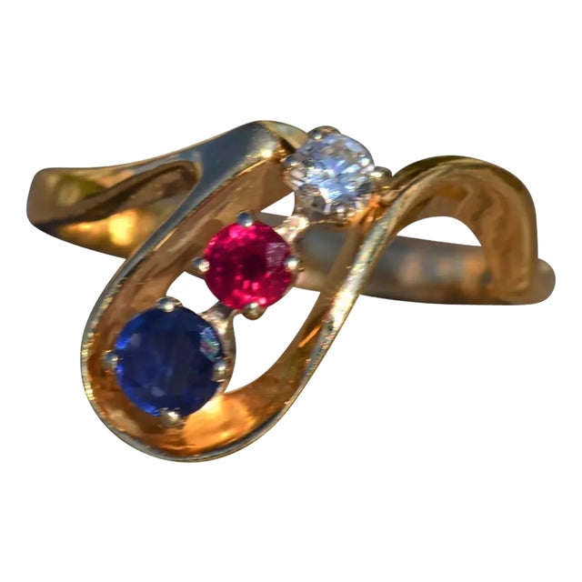 The Tegan: Ladies Contemporary Patriotic Ring set in 14K Yellow Gold For Sale