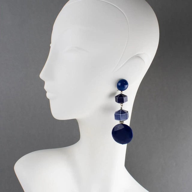 These very chic Angela Caputi resin clip-on earrings, made in Italy, feature an extra-long dangling shape with geometric...