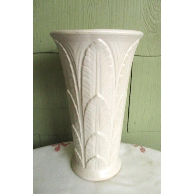 1940s Tall White Robinson Ransbottom Pottery Company Rrpco Hollywood Regency Vase For Sale - Image 5 of 8