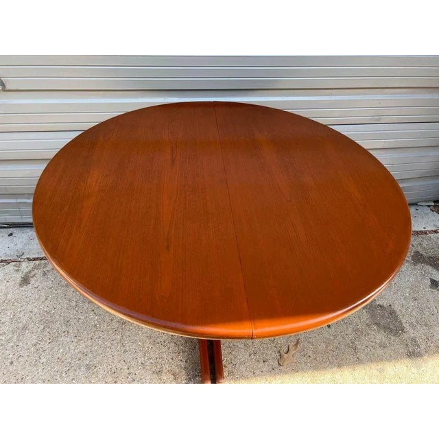 Mid Century Teak Extension Round Dining Table With 2 Leaves. For Sale - Image 4 of 11