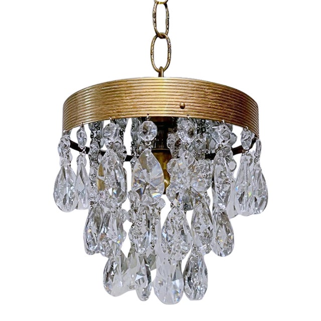Mid 20th Century Hollywood Regency Crystal Teardrop Chandelier With Ridged Brass Crown For Sale