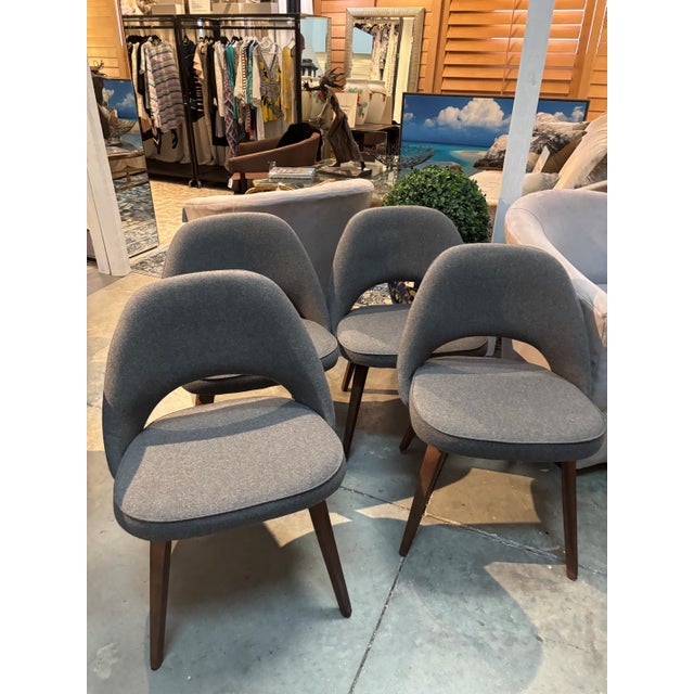 Eero Saarinen Knoll Eero Saarinen Round Pedestal Dining Table With Dark Top and White Tulip Base and 4 Chairs For Sale - Image 4 of 6