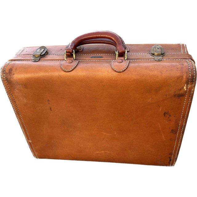 Hartmann Knocabout Vintage Suitcase This is a very nice well made suitcase meant to last. Brown leather Exterior, clean...