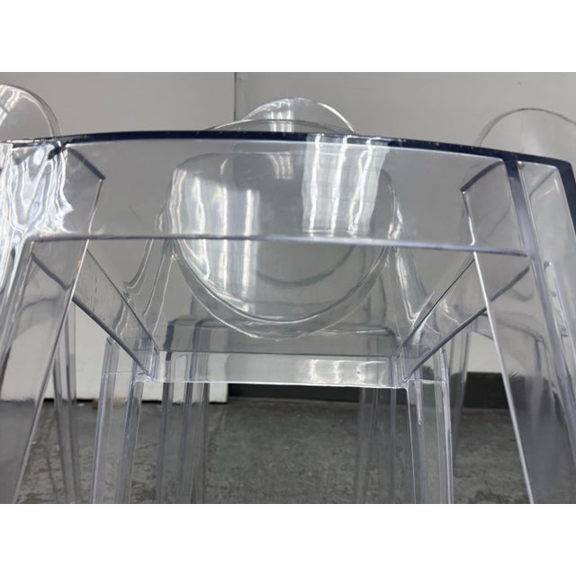 In the Style of Philippe Starck for Kartell Louis Ghost Clear Side Chairs, Set of Four For Sale - Image 12 of 12