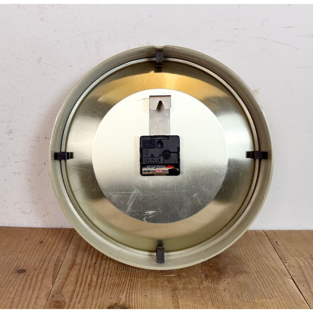 Industrial Beige Bakelite Wall Clock from Pragotron, 1970s For Sale - Image 17 of 18
