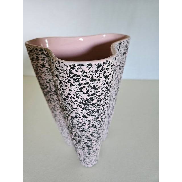 Mid-Century Modern MCM Shawnee Ceramic Atomic Amoeba Lava Textured Pink and Black Vase For Sale - Image 3 of 6