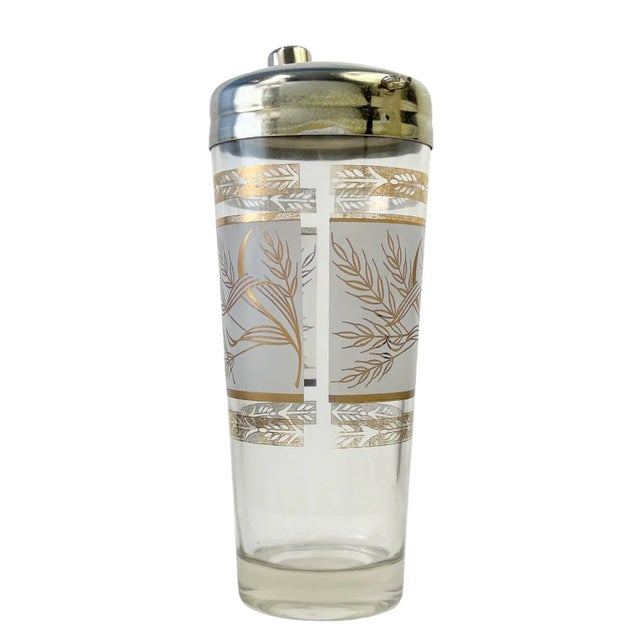 Add a stylish touch to your bar with this fabulous glass cocktail shaker by Culver with a frieze of gold wheat motifs on a...
