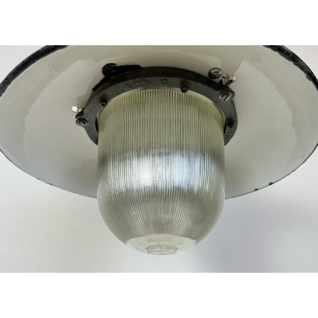 1960s Industrial Green Enamel Factory Pendant Lamp in Cast Iron, 1960s For Sale - Image 5 of 16